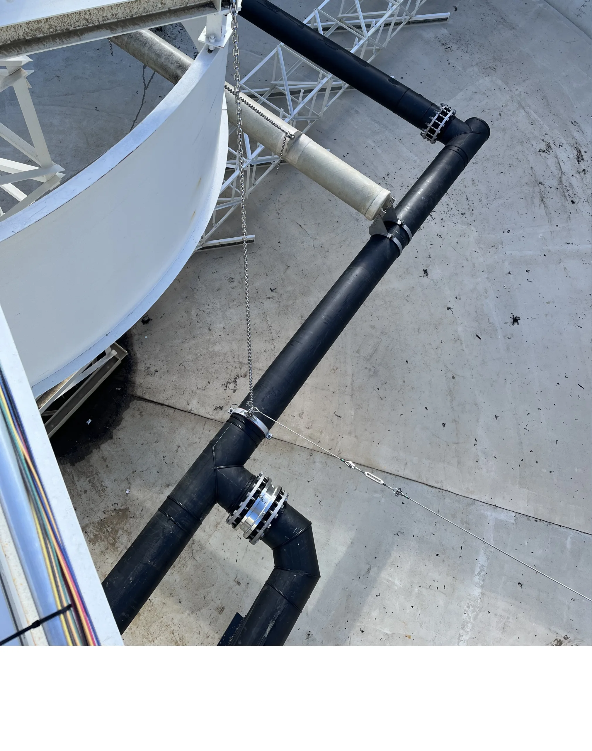 Swivel joint on a pipeline in a clarifier tank
