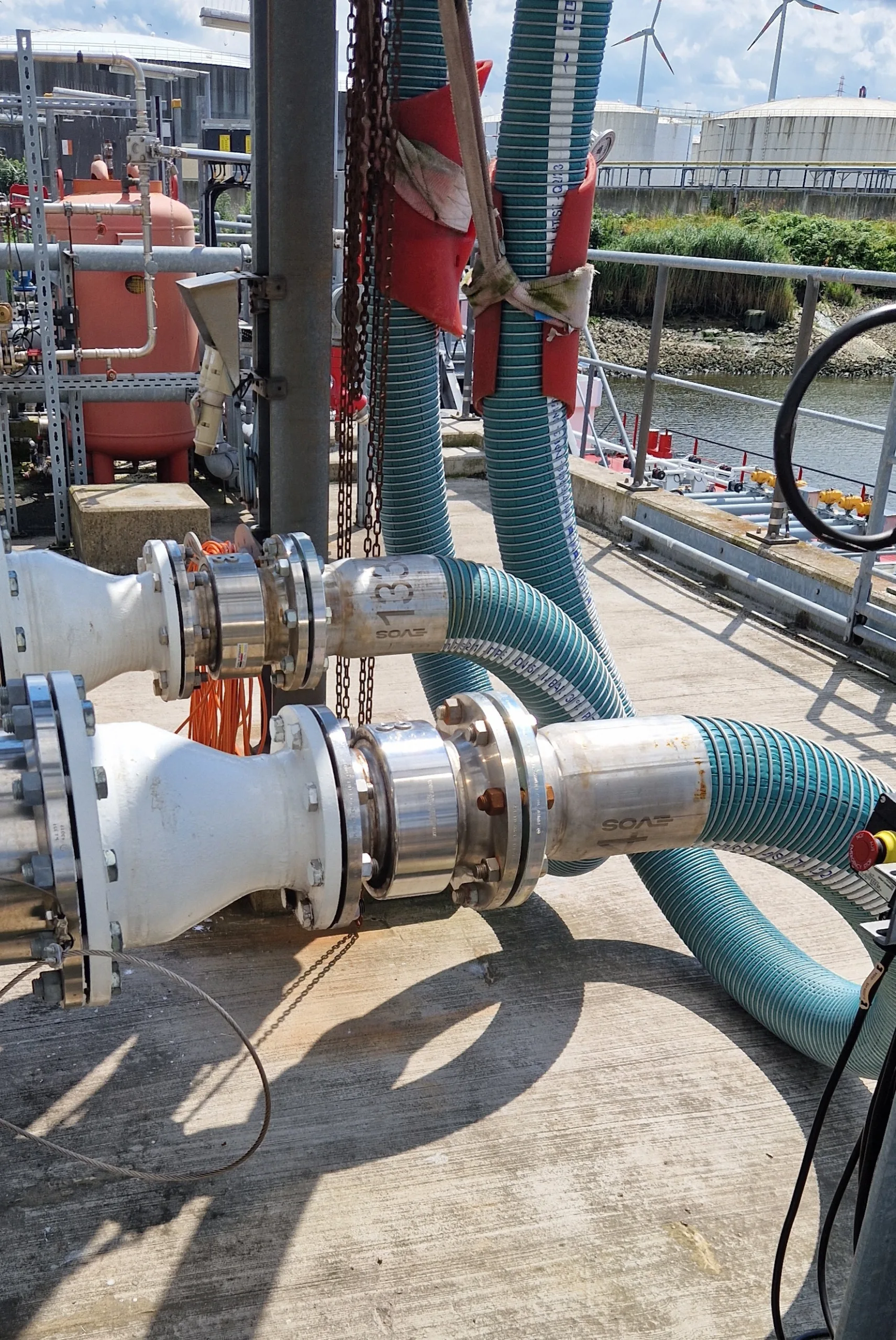 Swivel joints on loading lines at a terminal
