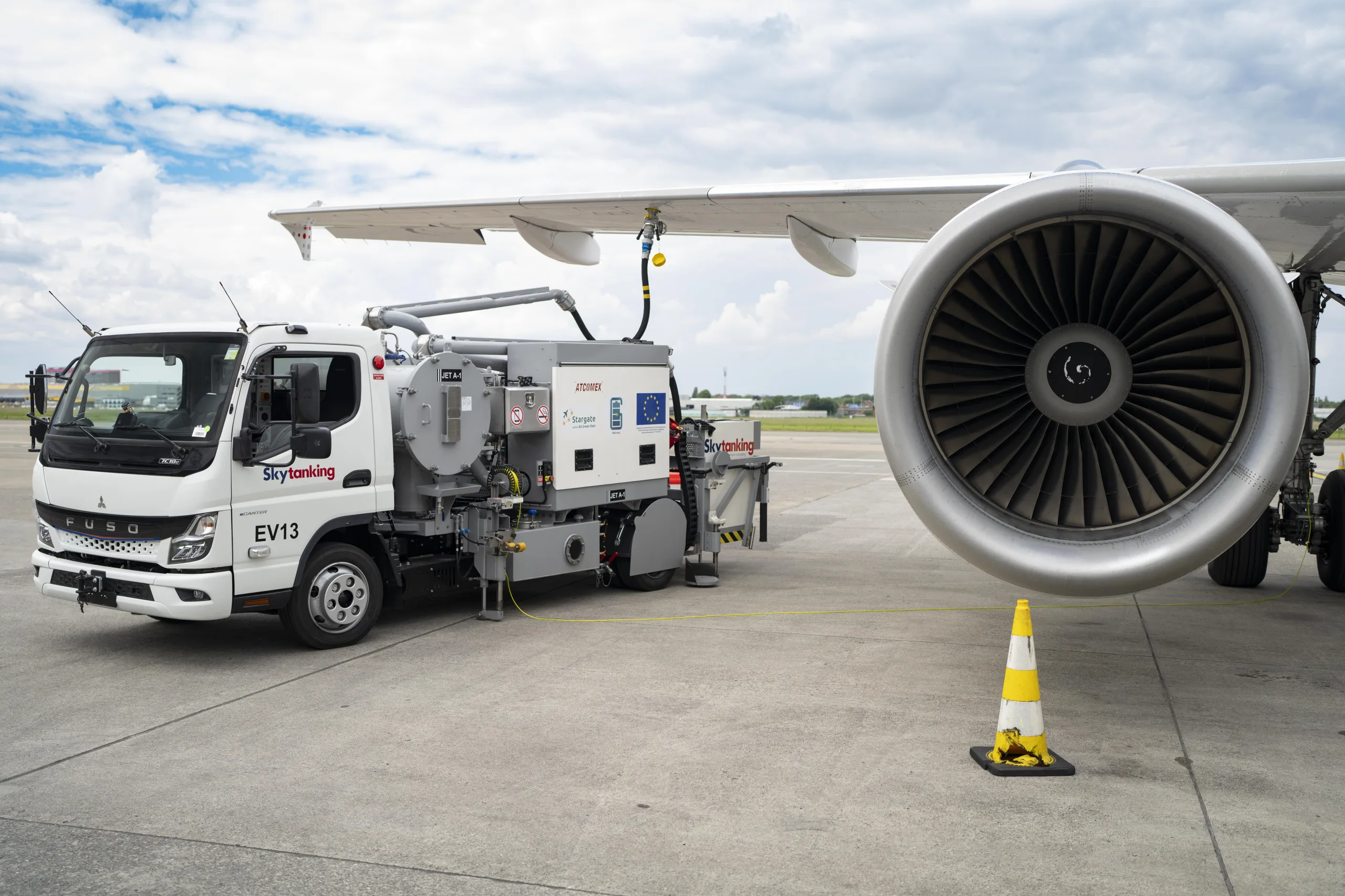 Hydrant dispenser next to an aircraft engine at the airport