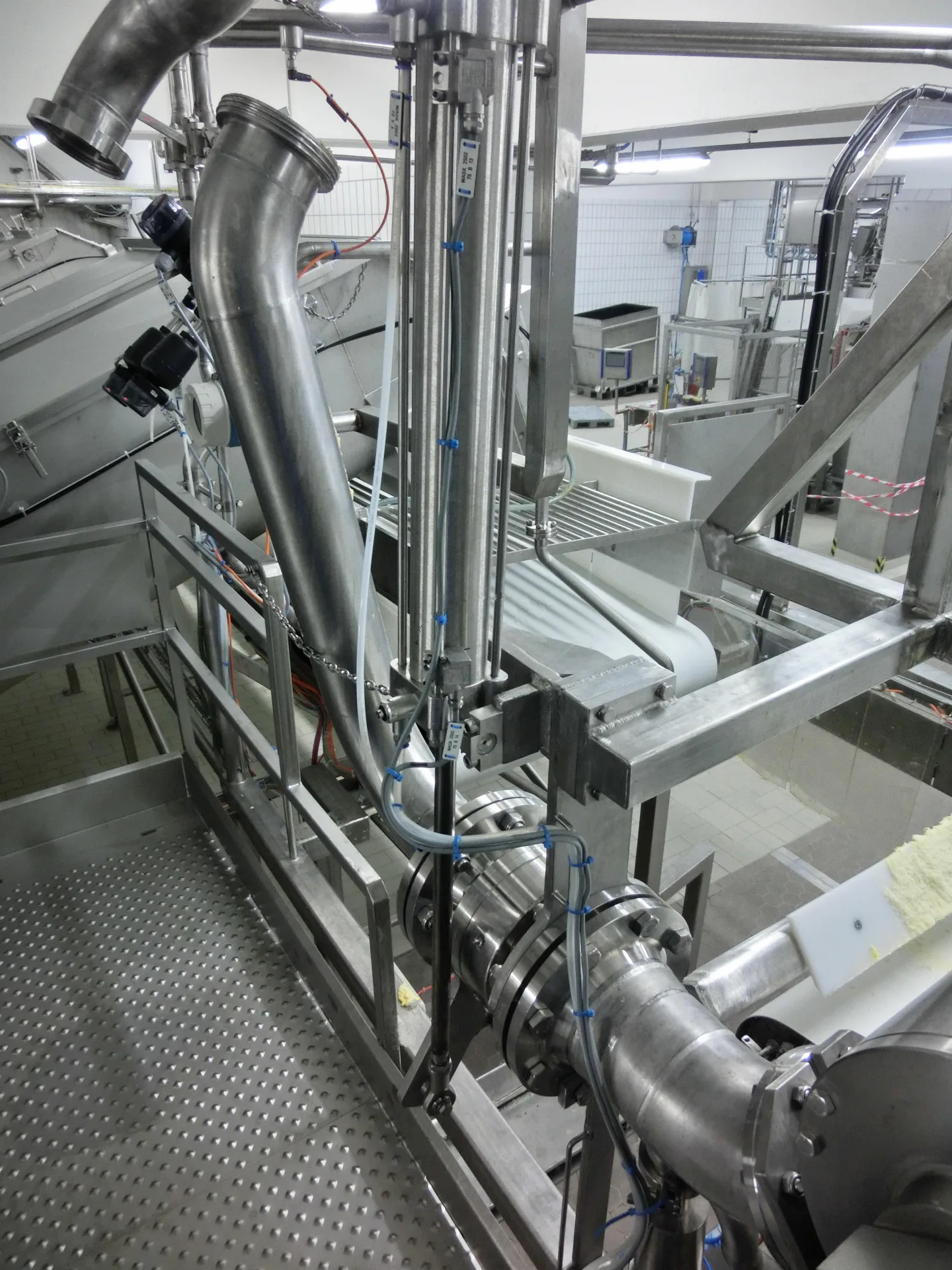 Stainless steel pipework with swivel joints in a food processing plant