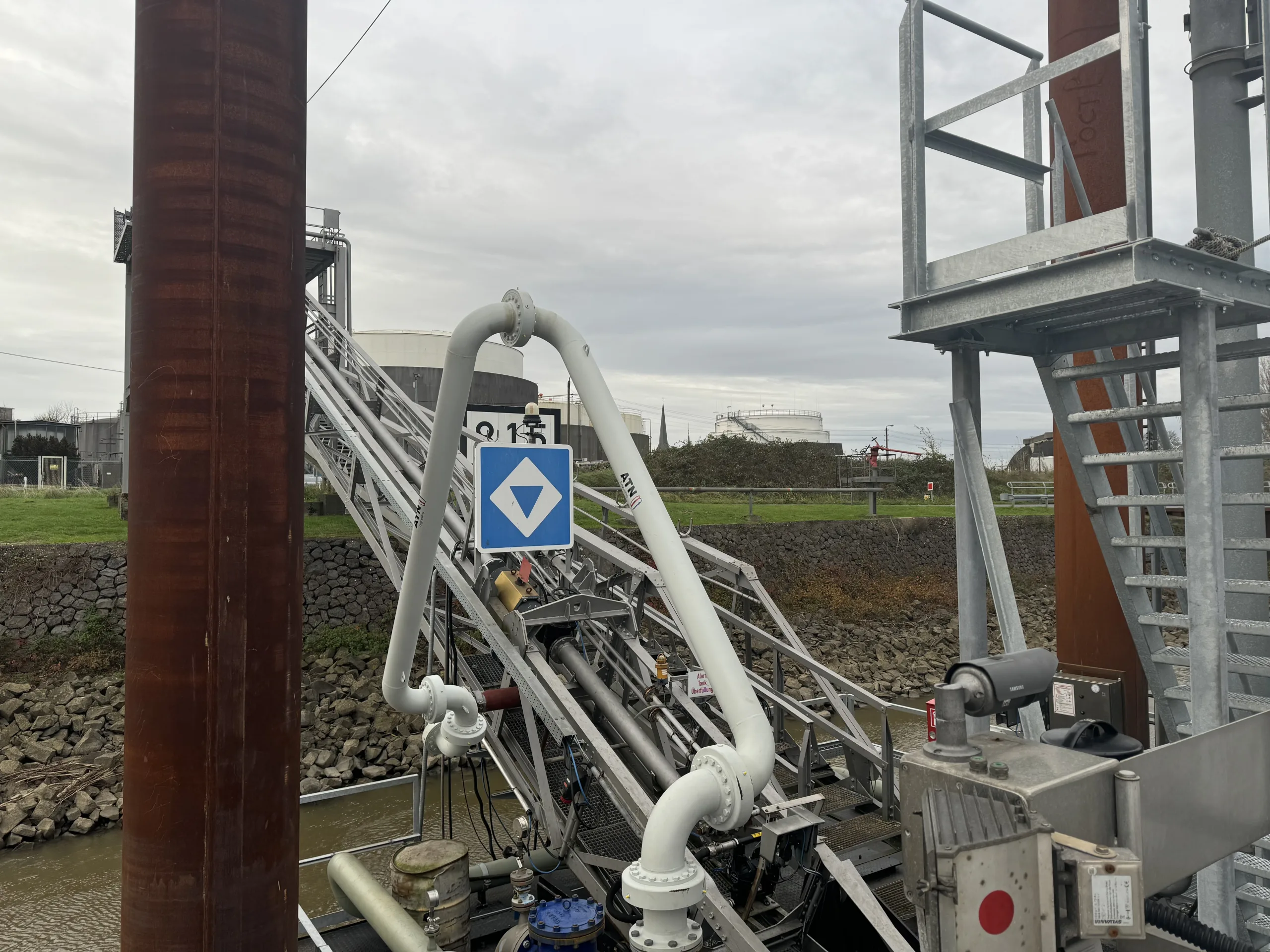 Loading arm with swivel joints at a chemical loading station
