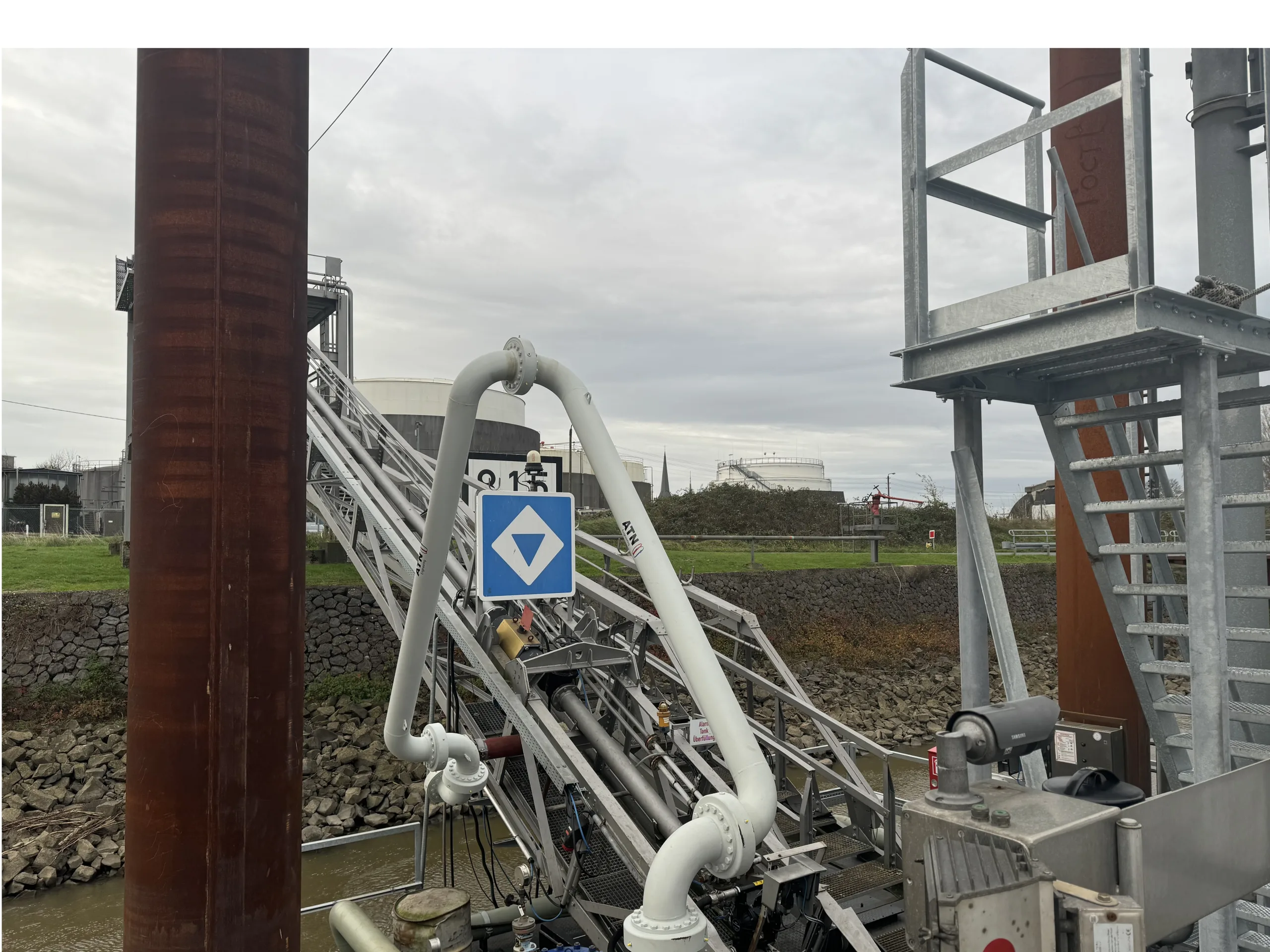 Swivel joint scissors at a loading station