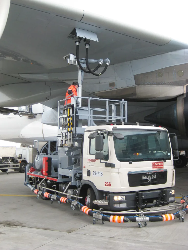 Aircraft refuelling truck with lifting platform under a wing