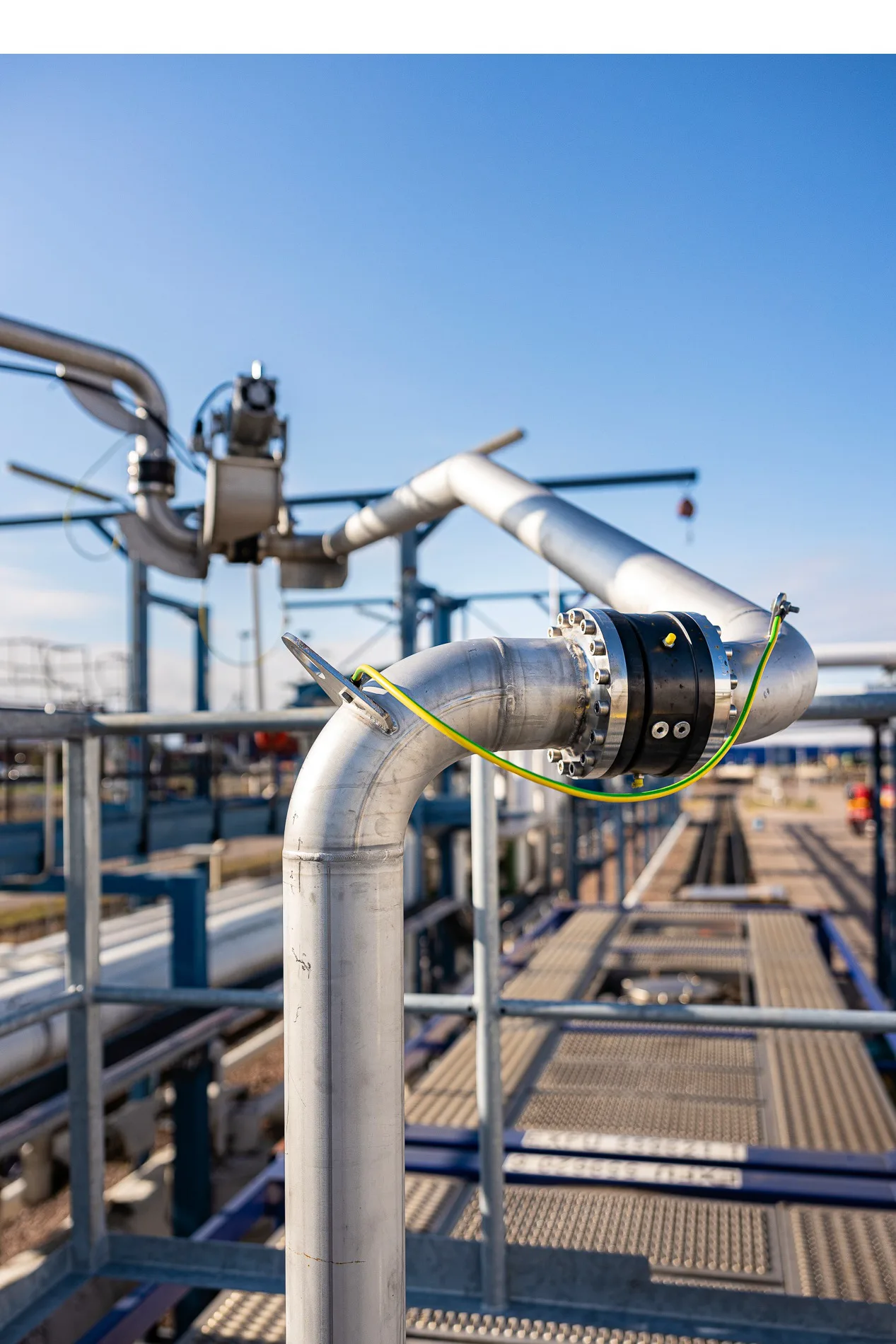 Loading arm with swivel joints at an oil and gas facility