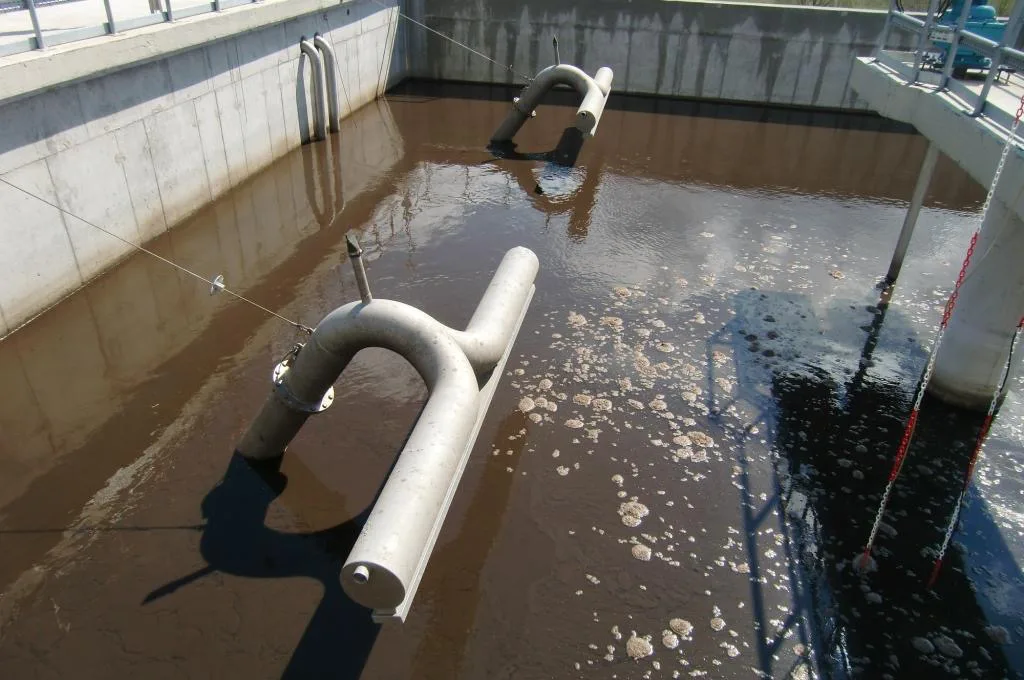 Swivel joint on a pivoting pipe in a clarifier tank