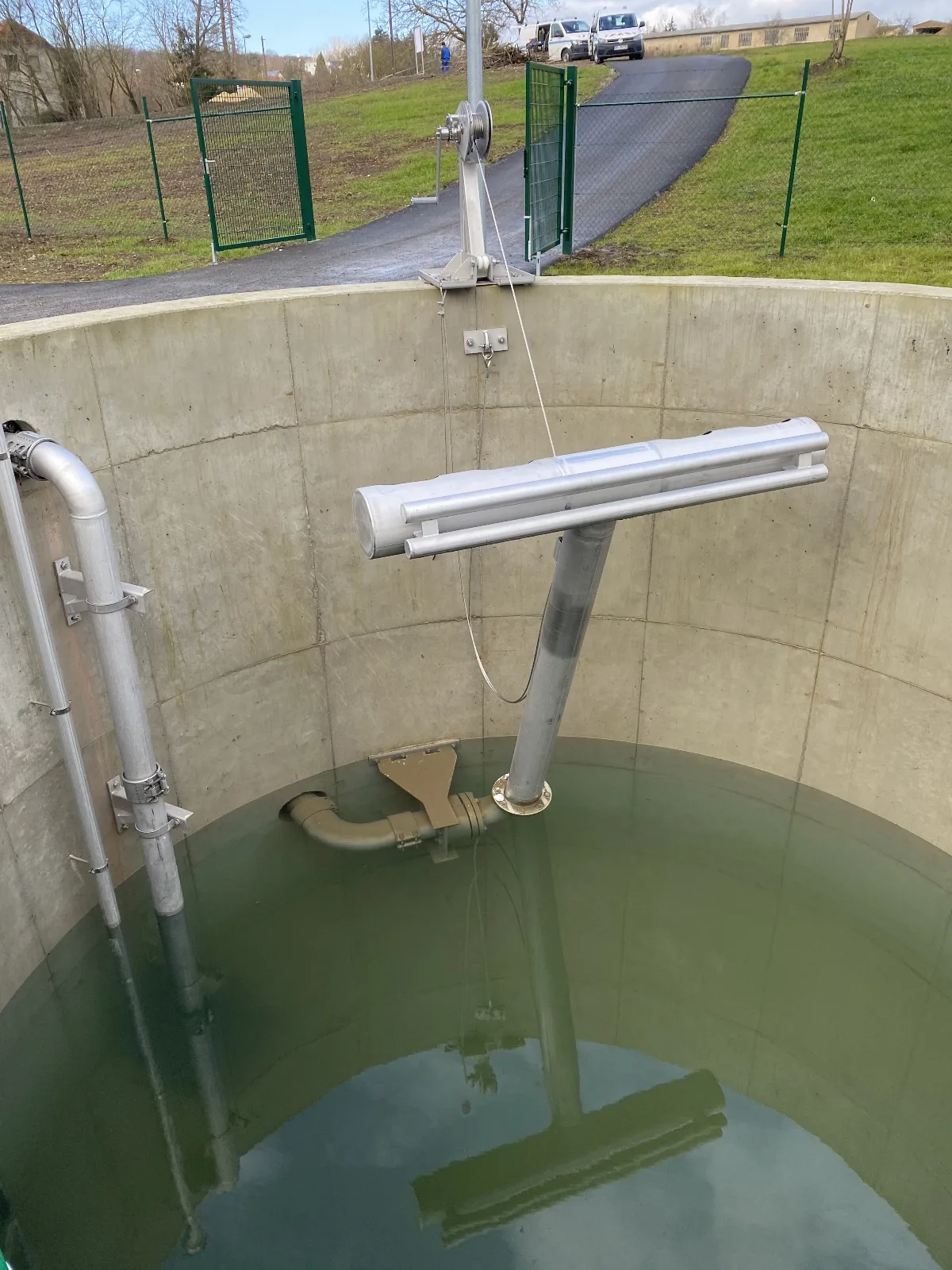 Pivoting pipe with swivel joint in a round clarifier tank