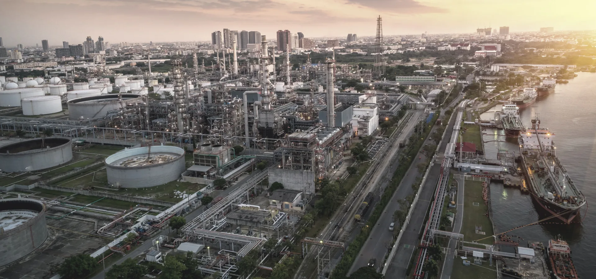 Luftaufnahme einer Industrieanlage am Fluss