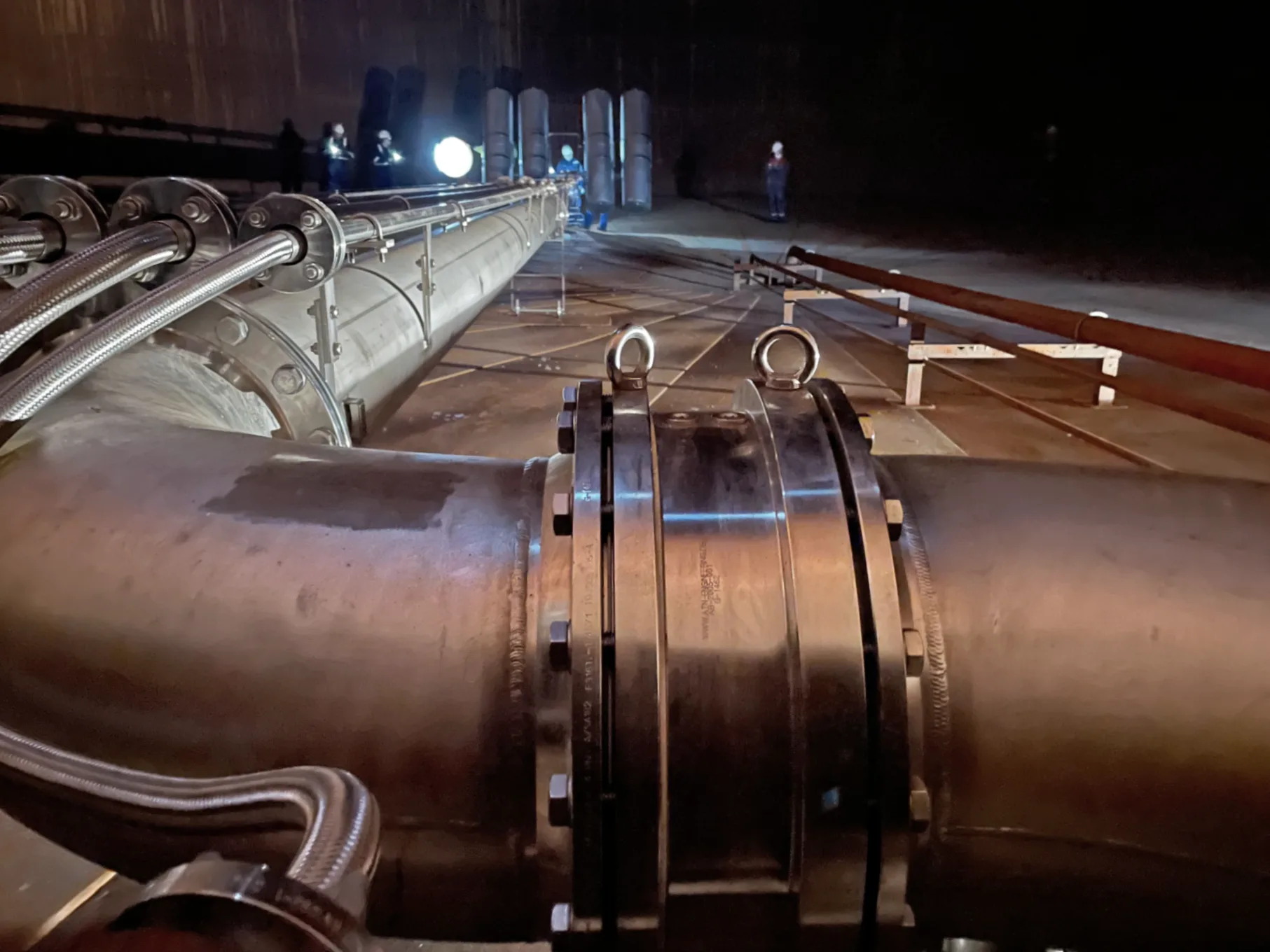 Large swivel joint on a pipeline inside a tank