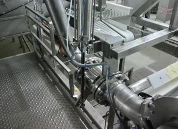 Stainless steel pipework with swivel joints in a plant
