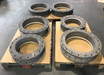 Large flange rings on pallets