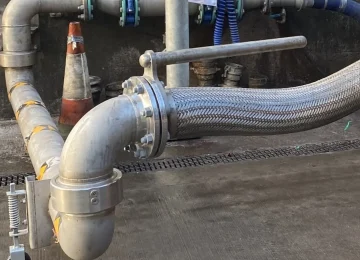 Pipeline with swivel joint and metal hose