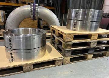 Large pipe bend and swivel joints on pallets