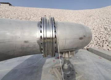 Outdoor pipeline with swivel joint