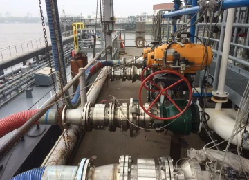 Pipework with swivel joints on a tanker
