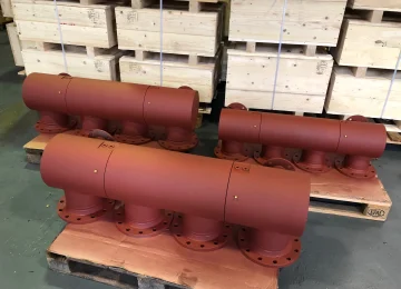 Red-primed manifold pipes with flanges